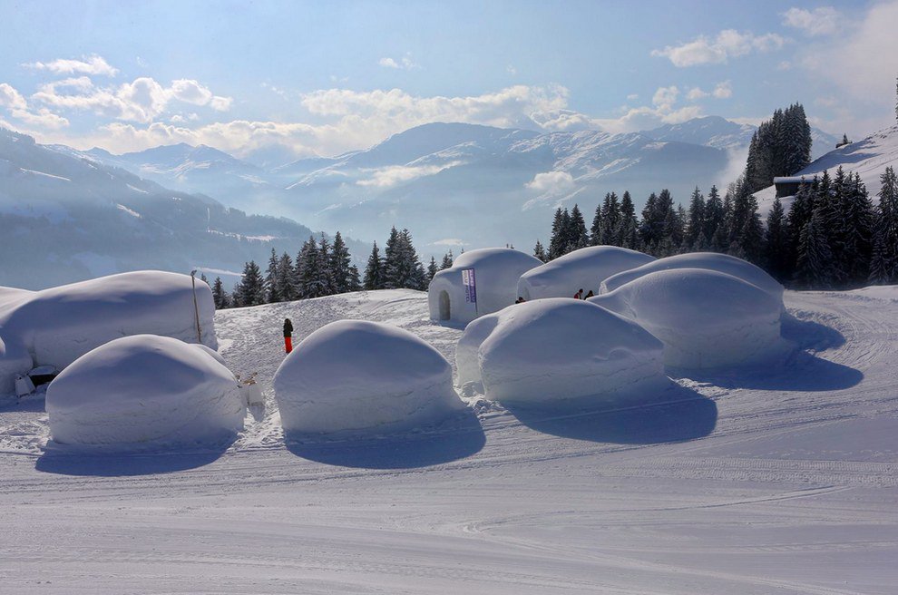 這些冰屋在基茨比爾山脈 ( Kitzbuehel Alps) 上聚集，建立了這個山莊。<BR><BR>你可以選擇在這裡落腳住宿，也可以在附近逛逛，冒險一下。<BR><BR>