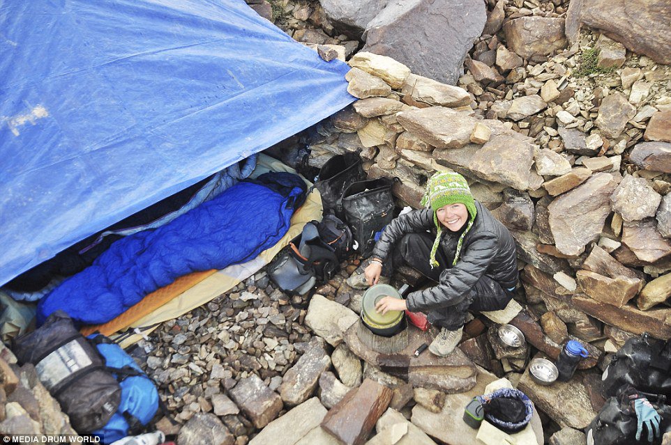  Shirine說自己靠住在帳篷裡、在野外烹飪，以及仰賴一些陌生人的協助而過得很簡單樸實，卻也非常開心。<BR><BR>