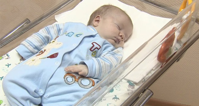 3個月大的男嬰「在寒冬裡被父母丟棄」，沒想到「牠」竟然幫助取暖救了寶寶一命！