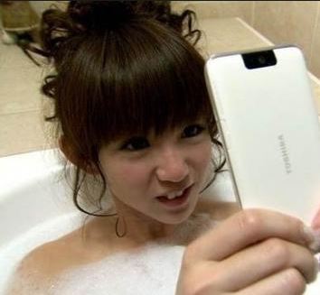 超恐怖的 女學生邊沐浴 邊拿手機 做這事 竟然 慘死 看了我下次洗澡一定不敢再 這樣 了
