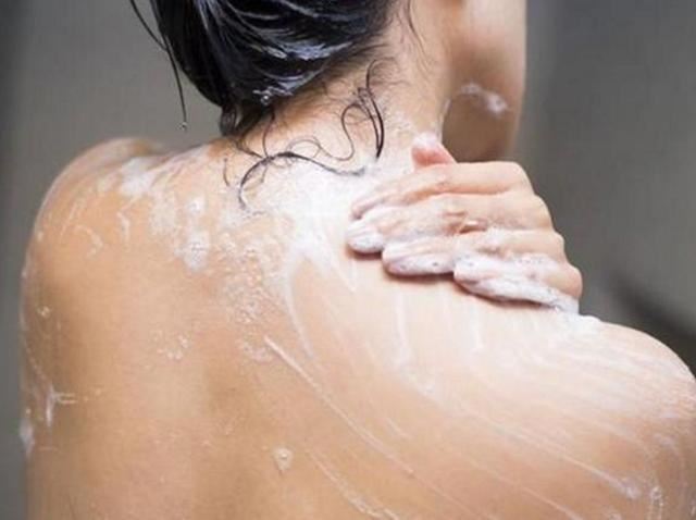 秋天洗澡，用肥皂還是沐浴露好？很多人都做錯，難怪後背發癢長痘