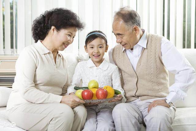 後媽嫁過來一直沒孩子，對我「非打即罵」，我非常憎恨她，婚禮前夕父親告訴真相，讓我淚流滿麵......