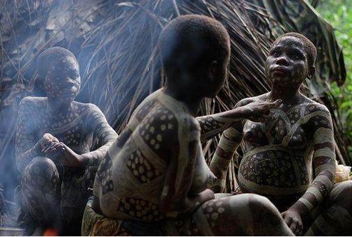 這個神秘原始部落，8歲就生孩子，吃螞蟻過活！