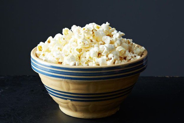 自製的爆米花可以讓你吃得遠比電影院賣的、或微波爐爆米花還要健康，而且作法非常容易，只要乾燥玉米粒、奶油和深一點的鍋子就可以了！你可以隨喜好選擇要做鹹的還是甜的。<BR><BR>