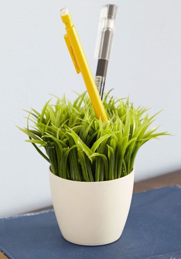 10. 如果你真的什麼也不想照顧，這個人造的植物筆筒，還是可以增添一點綠意。<BR><BR>