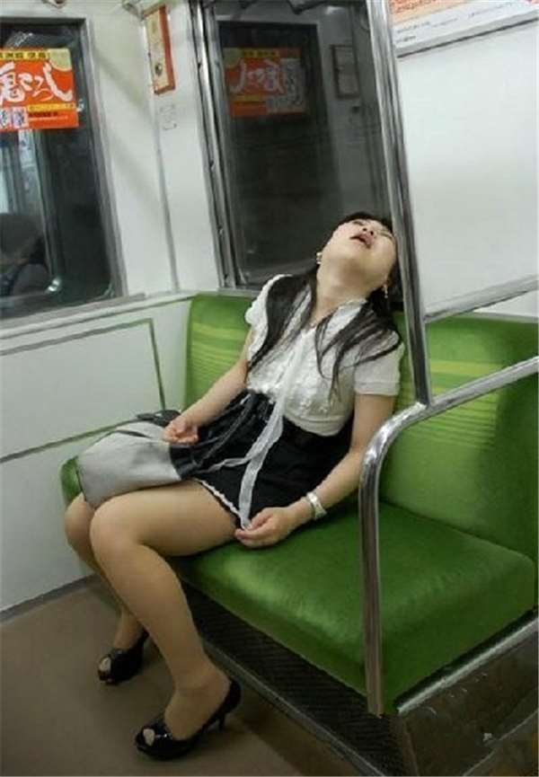 聽說日本地鐵到處都可以「撿屍」?第15張的妹子這樣也太可怕...