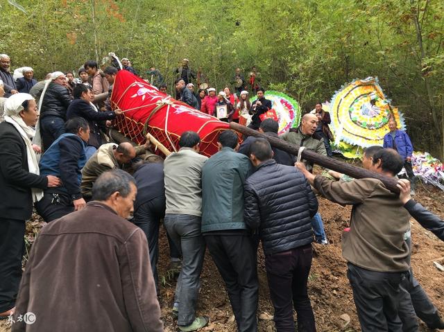 我媽嫌貧愛富離開家，八年後奶奶葬禮上突現不速之客，我失聲痛哭