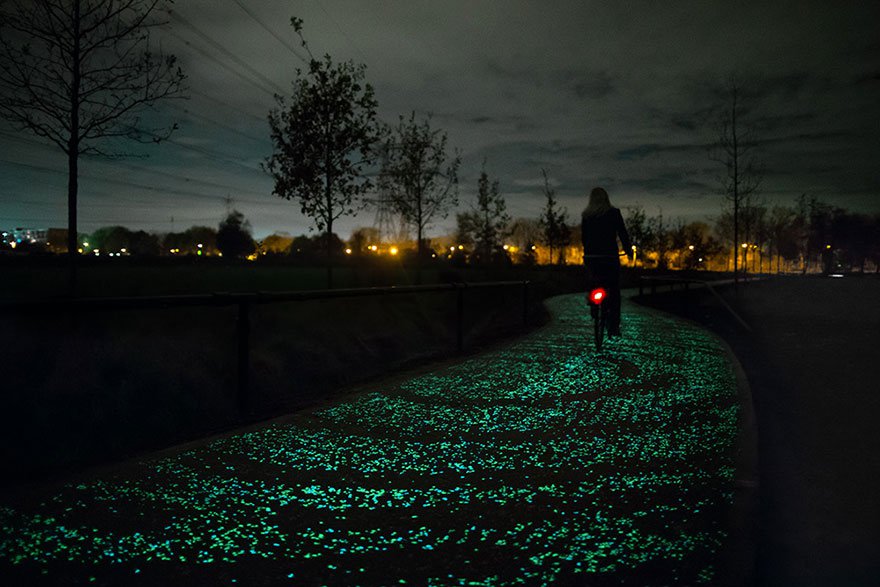 荷蘭的藝術家和設計師Daan Roosegaardeu有設計了一個創新又美麗的腳踏車車道。<BR><BR>在夜晚的時候，道路的鵝卵石和LED燈會發光，看起來，就像梵谷 (Van Gogh) 的作品《星空》呢！