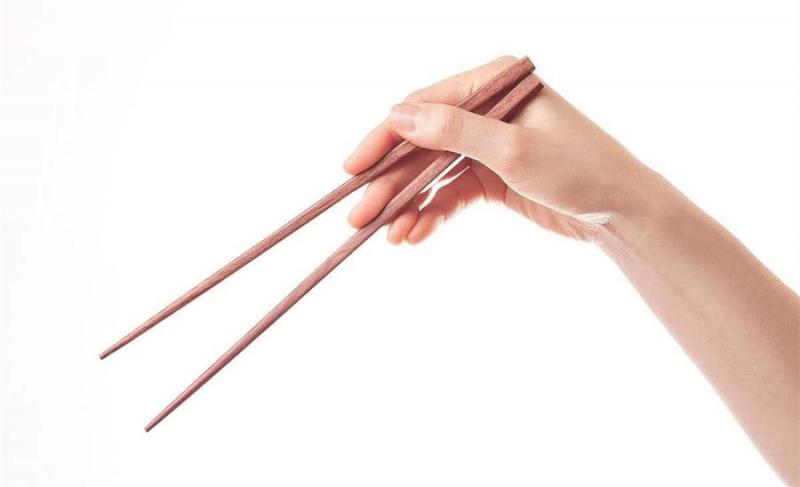 【心理測試】：你怎樣拿筷子？測你另一半性格！