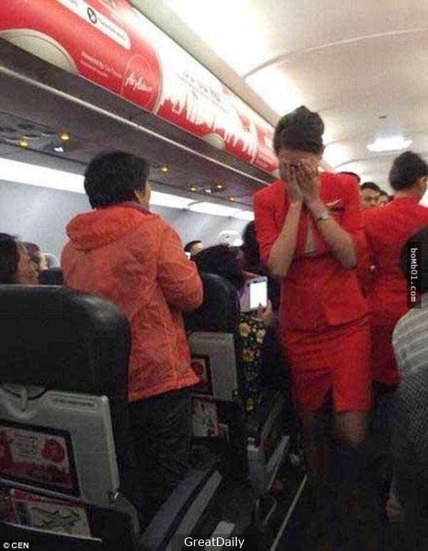 中國大媽自己沒先「預訂兒童餐」惱羞對國泰空姐潑灑果汁，結果一下飛機看到的景象就讓她嚇傻了！