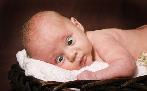 28天的寶寶，眼神詭異的讓我害怕！哺乳期的媽媽們有遇到過嗎？