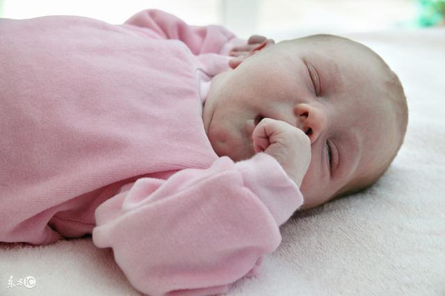 寶寶斷夜奶最全知識，夜裡醒來要抱要奶哭鬧試試這些方法！