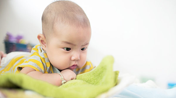 寶寶為什麼會吃手？嬰兒認識世界歷程超奇妙 - COCOHK