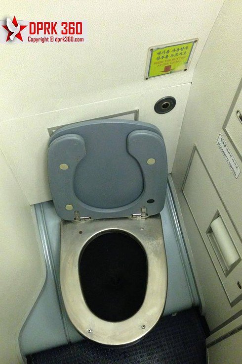 不過，廁所倒是很乾淨。<BR><BR>機上也配有安全指南。<BR><BR>