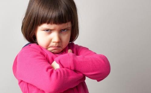 孩子哭鬧發脾氣時，家長先不要「抱」她，這4點處理更有效！