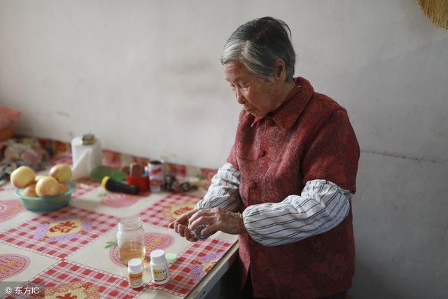 離婚後，去餐館吃飯遇見前婆婆，看到她做的事，我哭著接她回家