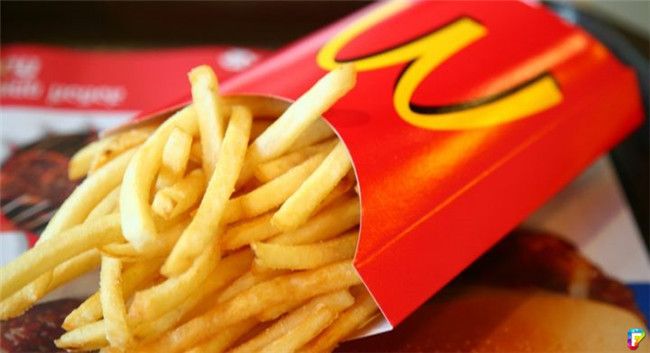 麥當勞前員工爆料「薯條總是吃沒幾根就沒了」的真實原因，原來是裝薯條「靠這招」製造出很滿的假象！