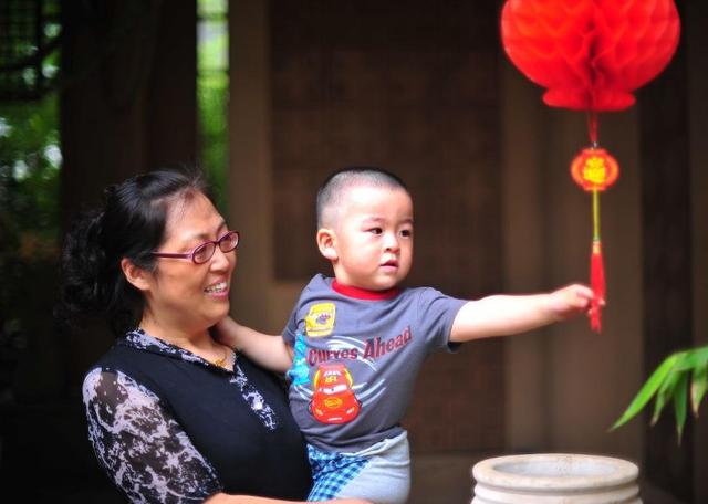 摳門婆婆只給老公做好飯，喂孩子喝不知名的藥，差點害了親孫子