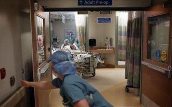 寶媽做手術，不見她丈夫蹤影，6歲兒子拿出照片，護士情緒失控！