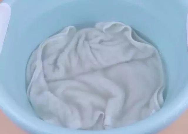 毛巾3天不洗就很髒，教你一招，再臟舊的毛巾洗完也和新的一樣