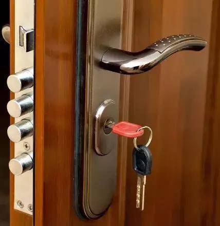 晚上睡覺前 鑰匙一定要插門鎖上 可惜太多人不知道這安全小意識 !