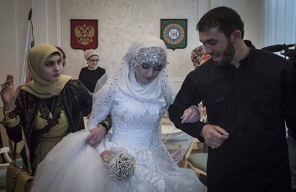 15歲女迫嫁46歲警官「拒絕就綁架你全家」少女模樣讓人心碎!!!