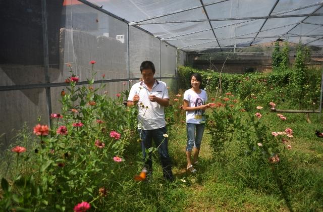 老婆去世後我再婚，結婚前一晚女兒指了指窗外，我拉著她跑出門