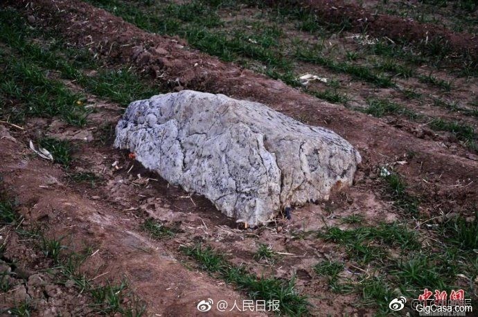 中國「最矮的山」只有60cm高！到底是石頭還是山？村民往下挖發現「大自然奇蹟」！