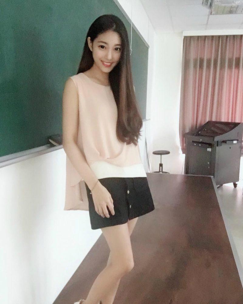 台灣「最正大學女老師」紅到國外！小黑裙下「像娃娃一樣的美腿」讓老外瘋狂：台灣人也太幸福