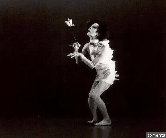 “貞子”的走路方式原來跟他學的 95歲雙腿癱瘓以手起舞的大師