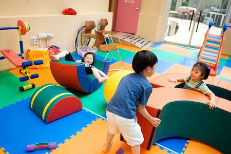 孩子因晚出生8天,過早上了幼兒園讓人後悔不已!