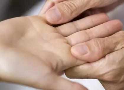 注意 !這樣的手是漏財手,很難發財 希望你不是!