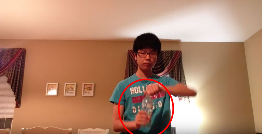 一秒喝完一瓶水