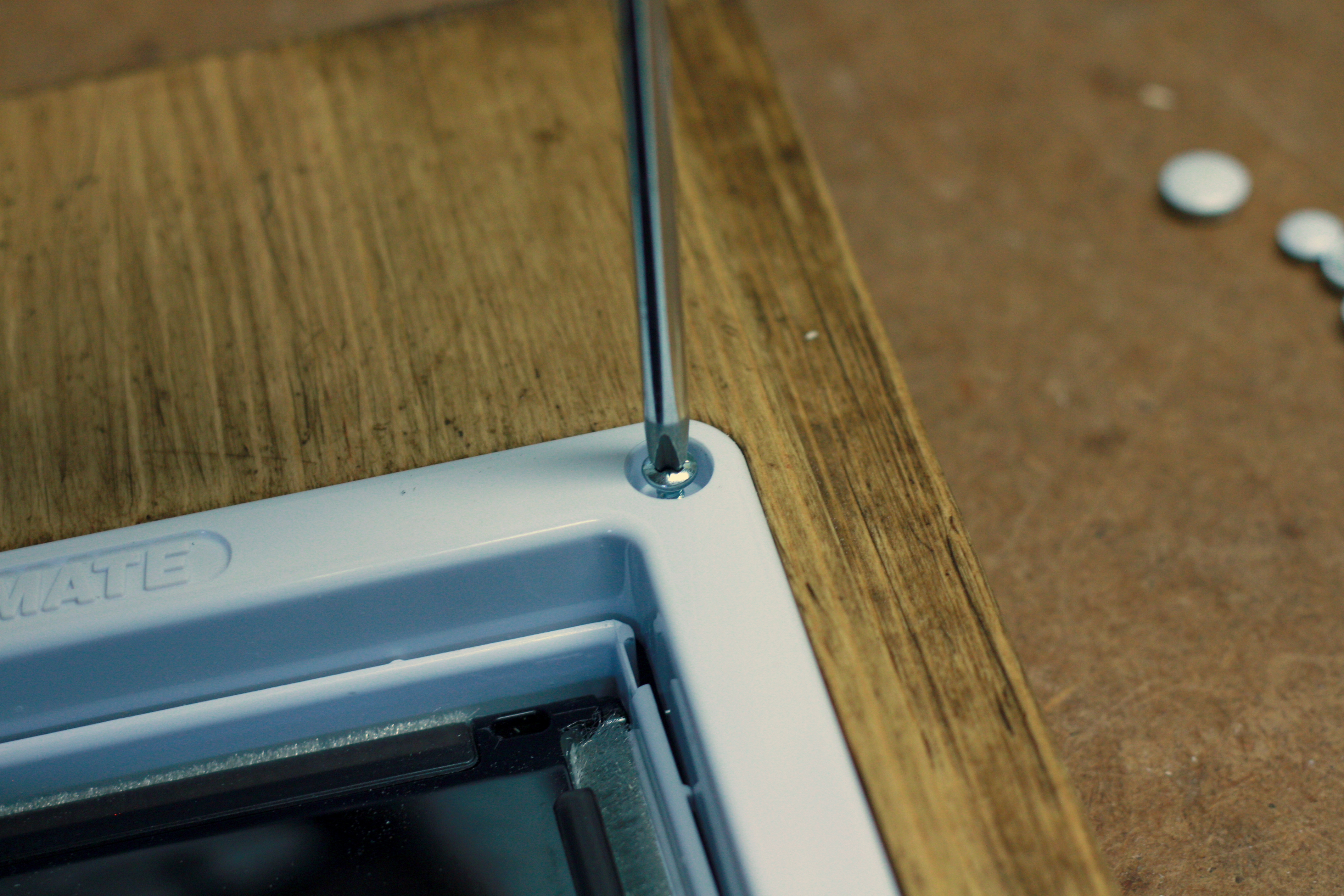 Installing the door