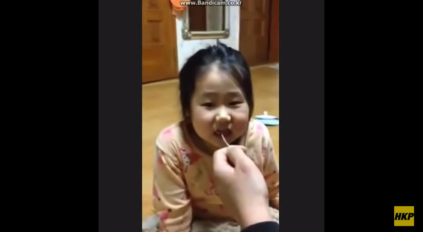 爸爸拔出女兒牙齒