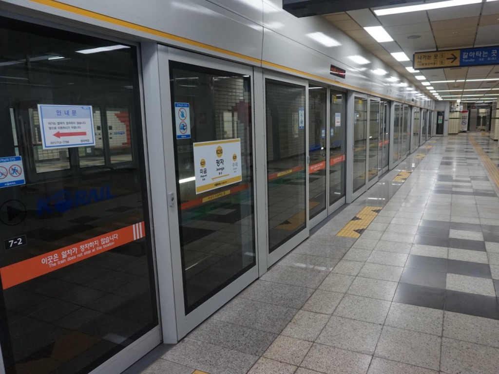 this-is-the-platform-these-screen-doors-prevent-people-from-falling-onto-the-tracks-it-saves-a-lot-of-people-from-getting-injured