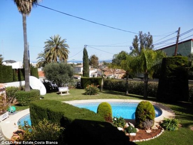 2AB9F6A600000578-3169735-The_pool_at_the_villa_in_the_Costa_Blanca_in_Spain_boasts_a_mani-a-1_1437557059842-1