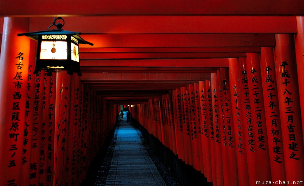 fushimi-inari-shrine-tori-night-big