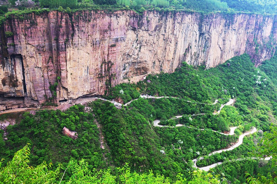 Before the road merges into the cliff-side it winds through thick jungle, as seen in the picture above