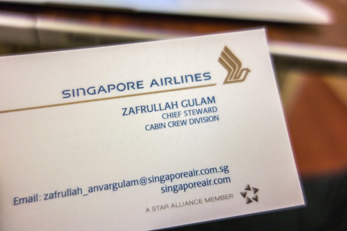 飛機的乘務長Zaf，親自出來招呼他。
