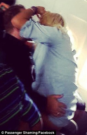 一對在飛機上公然擁吻愛撫的情侶。