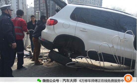 時髦女司機剛買新車就出事故,惹禍真兇竟然是「它」!