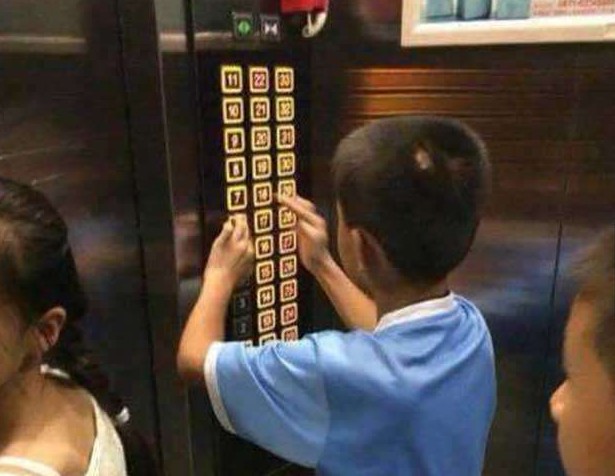 歲小孩調皮地在電梯裡亂按樓層鍵，媽媽的「懲罰方式」竟然讓乘客最後都笑容滿面地走出電梯！