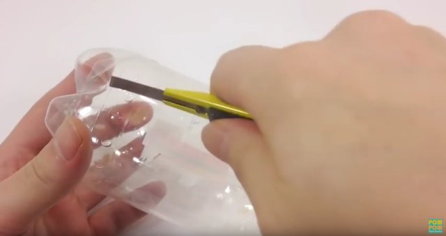 他毫不猶豫就將刀子切向汽水瓶,結果讓看見的人都驚訝的大叫!!原來他竟然將汽水變成了......