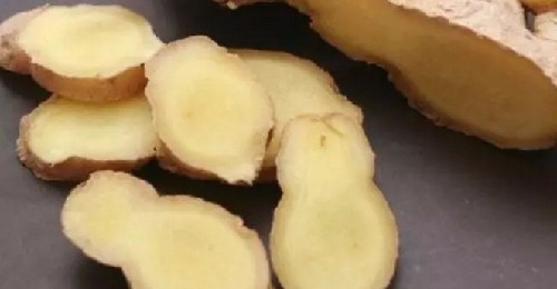 在你枕邊放塊生薑,竟會有你意想不到的奇效!一塊生薑居然有這麼多功效!!現在知道還不遲!!