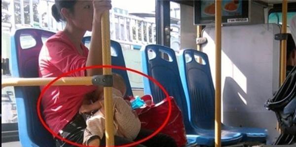 一位媽媽在公車上掀衣給寶寶哺乳被男子罵，她一句話就讓對方沉默，網友也氣爆！！！