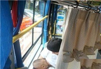 一位媽媽在公車上掀衣給寶寶哺乳被男子罵，她一句話就讓對方沉默，網友也氣爆！！！