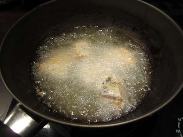 炸完東西後，油膩膩的鍋子超難清~原來只要「這兩招」，就可以簡單的把油垢清除乾淨！ 超好用的！！