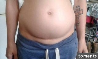 女子生產完兩年後，她的孕肚竟完全都沒消除，讓她慘到穿了3年孕婦裝！沒想到背後原因竟是…！讓我都傻眼了！！
