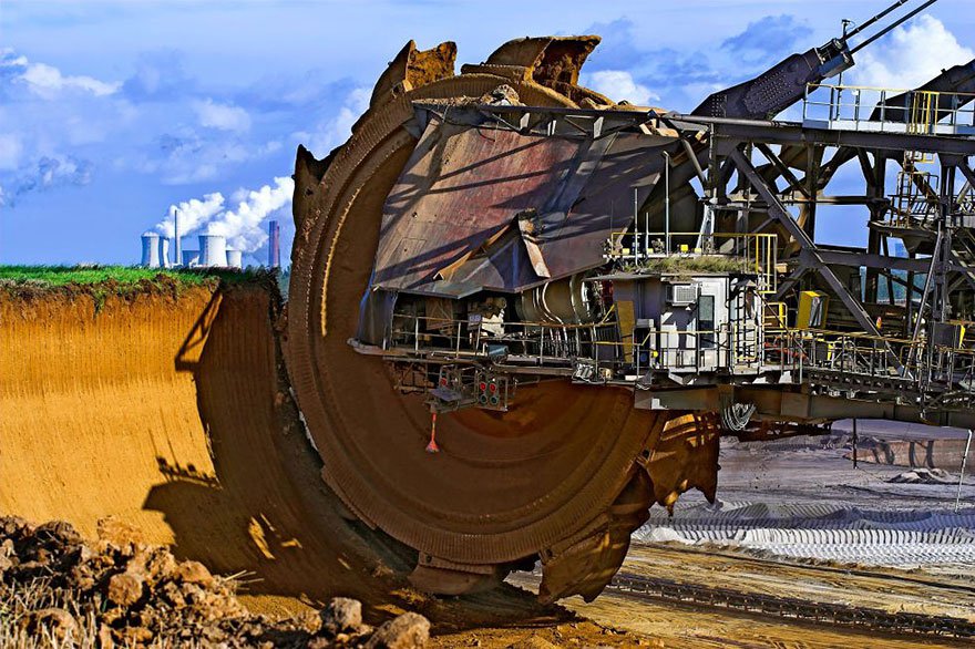 9. 全世界最大的挖土機「Bagger 288」正在德國漢巴赫露天開採煤礦。<!-- 電腦板-文章內插廣告-336X280 -->
<br><br>
<div align=